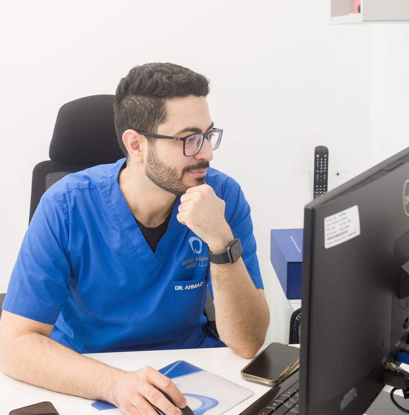 الدكتور أحمد عبدو أثناء العمل